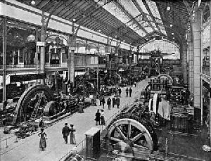 La galerie des machines dans l'ombre de la tour Eiffel. Exposition Paris 1889