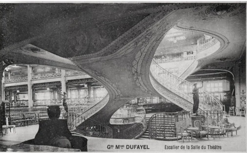 Magasins Dufayel. Paris Escalier de la salle théâtre